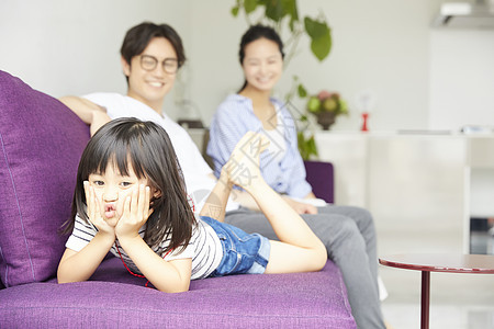 趴在沙发上搞怪的小女孩图片