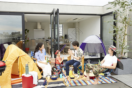 室外阳台露营玩耍的一家人图片