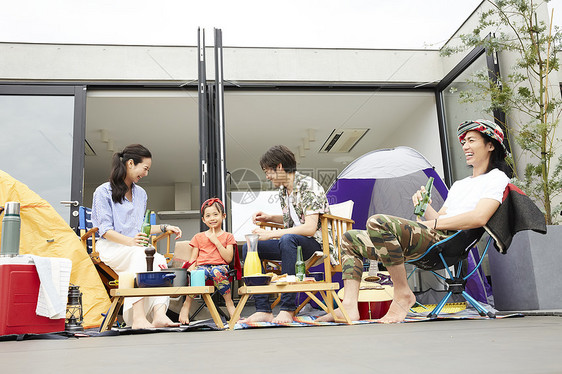阳台上露营玩耍的家庭图片