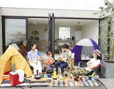 阳台上举行露营派对的家庭图片