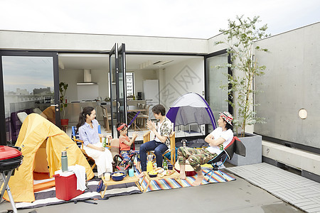 阳台上举行露营派对开心的家庭图片