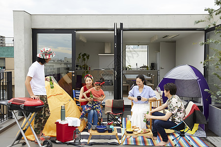 假期阳台上露营野餐的一家人图片