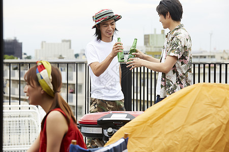 户外露营喝啤酒的青年朋友图片