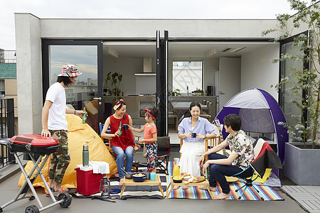 假期室外露营开心的一家人图片