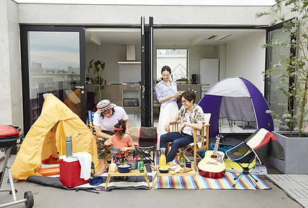 阳台上的露营野餐的家庭图片
