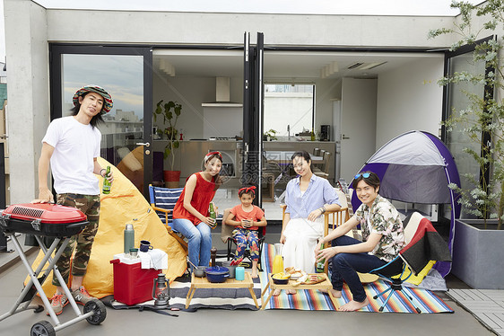 阳台露营派对玩耍的家庭图片