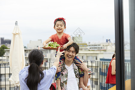 户外露营野餐开心的一家人图片