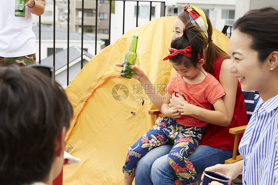户外露营玩耍的一家人图片