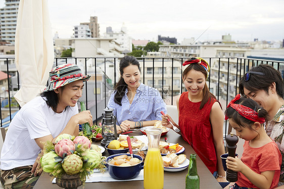 户外露台开心用餐的一家人图片