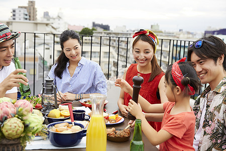 户外露台用餐开心的一家人图片