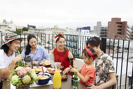 户外露台开心用餐的一家人图片