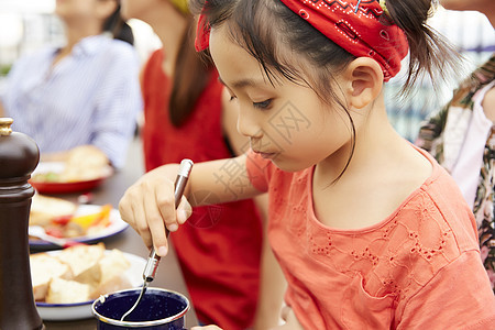 一家人在院子里聚餐图片