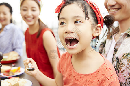 一家人在院子里聚餐图片