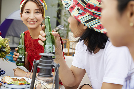 一家人在院子里聚餐图片