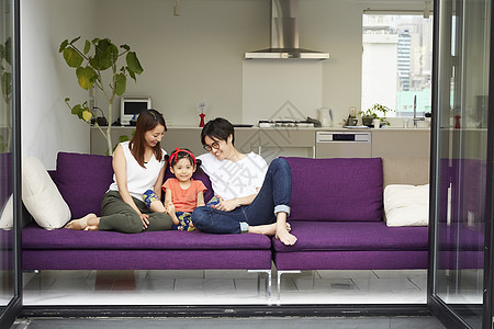 沙发上幸福的三口之家图片