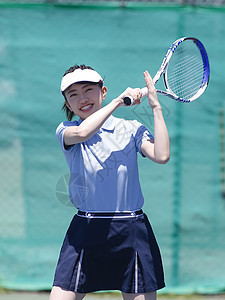 网球俱乐部打网球的女青年图片