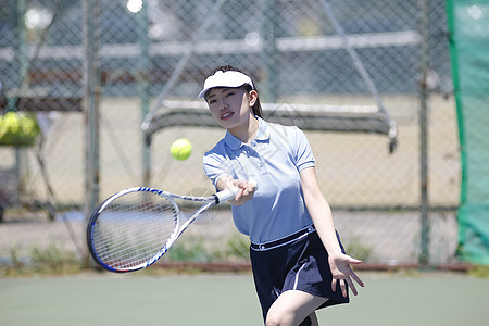 白天俱乐部竞赛打网球的女性图片
