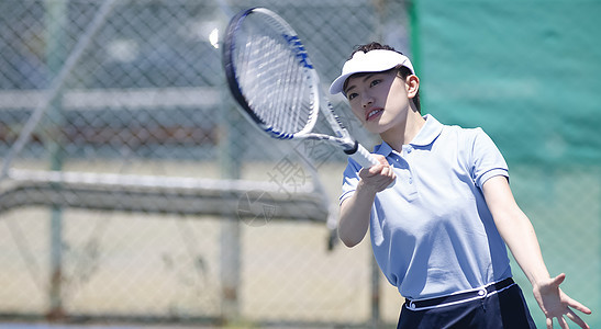 白天运动俱乐部竞赛打网球的女性图片