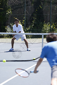 在网球场上打网球的男生图片