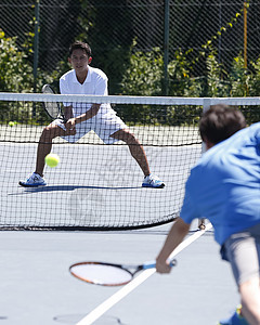 在网球场上打网球的男生图片