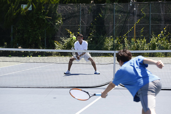 网球训练场打网球的运动员图片