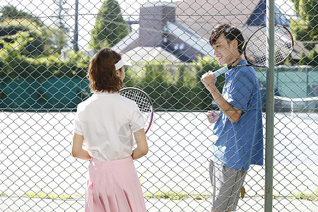 学生年长男子男人和女人在网球场图片