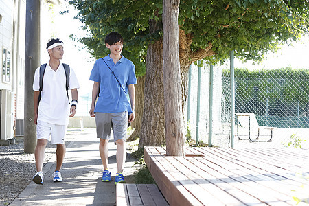 室外同学人物男子穿网球服图片