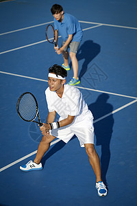 天演奏网球场男子打网球双打图片