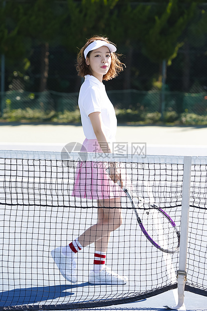 通体运动装白天网球场的女人图片