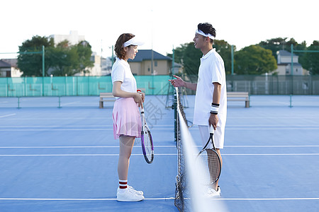 女生教训人物男人和女人在网球场图片