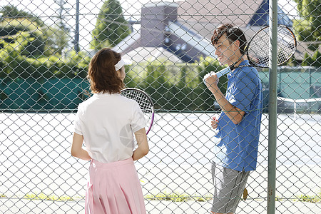 在网球场相遇的青年男女图片素材