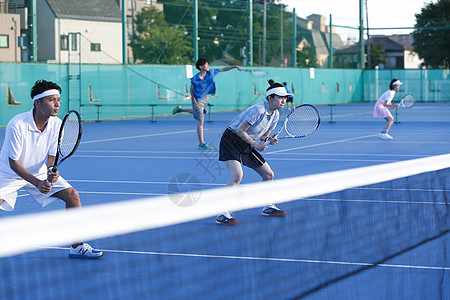 优良互联网竞赛男子和女子打网球双打图片