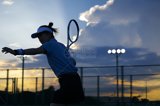 乐在其中复制空间挥手打网球的女人图片