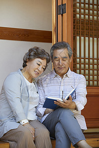 老年夫妇院子里阅读图片