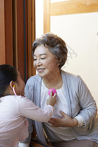 户外的幸福救济祖母孙女图片