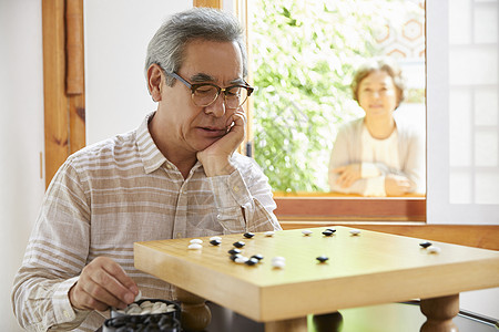 爷爷陪伴孙女下围棋图片