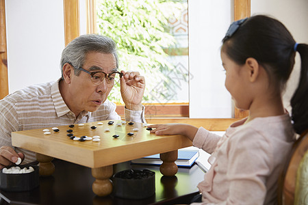 爷爷陪伴孙女下围棋图片