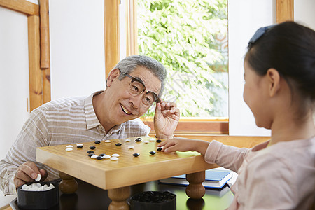 爷爷陪伴孙女下围棋图片