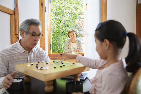 爷爷陪伴孙女下围棋图片