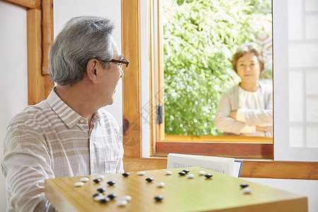 爷爷陪伴孙女下围棋图片