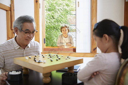 爷爷陪伴孙女下围棋图片