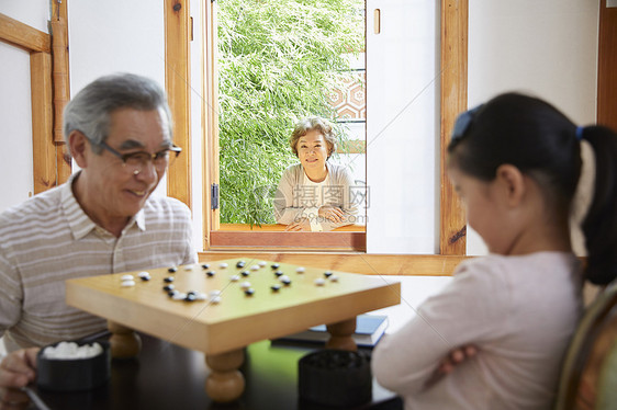 爷爷陪伴孙女下围棋图片