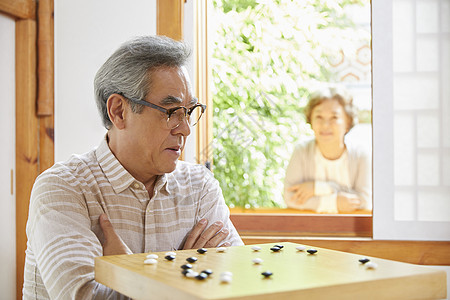 爷爷陪伴孙女下围棋图片