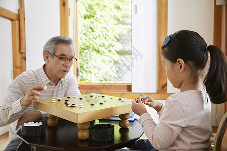 爷爷陪伴孙女下围棋图片