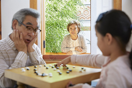 爷爷和孙女下围棋图片