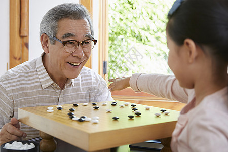 爷爷和孙女下围棋图片