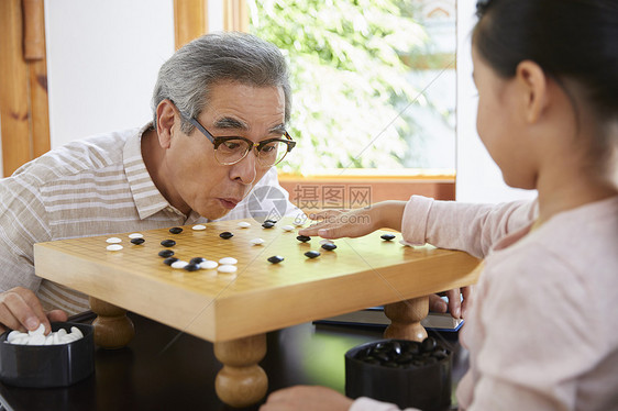 爷爷和孙女下围棋图片