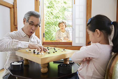 爷孙女下围棋图片