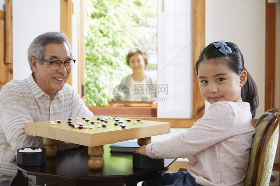 爷孙女下围棋图片