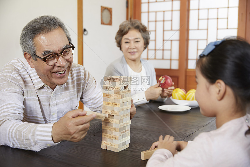 爷爷和孙女玩积木图片